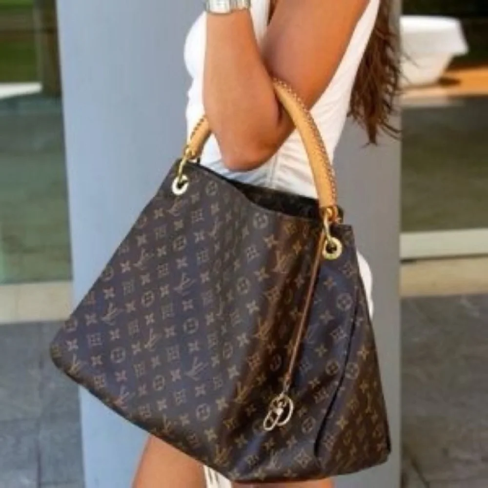 LOUIS VUITTON ARTSY MM MONOGRAM The Sophisticated Hobo With A Boho Twist… - Picture 6 of 17